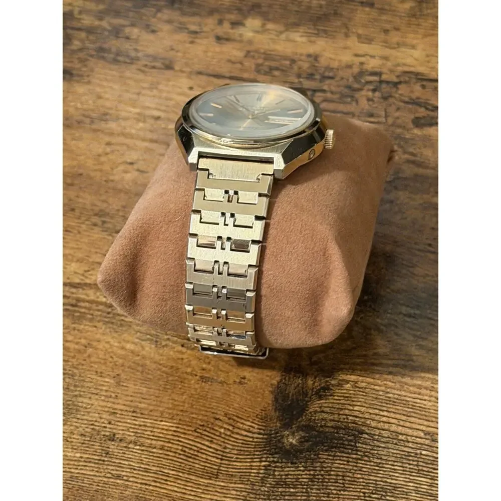 Vintage Bulova Accutron Quartz Dual-Day Gold Tone Watch Day Date Bracelet